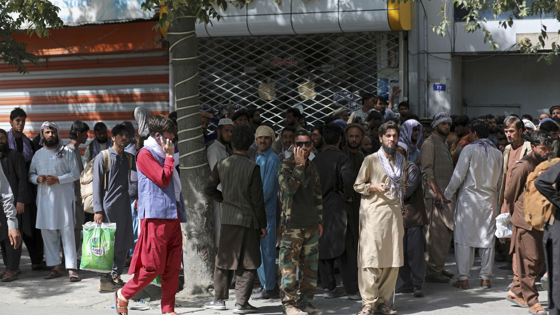 Афганцы в очереди в банк в Кабуле  - اسپوتنیک افغانستان  , 1920, 12.12.2021