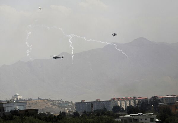 هلیکوپتر نظامی  Black Hawk  بر فراز کابل. - اسپوتنیک افغانستان  
