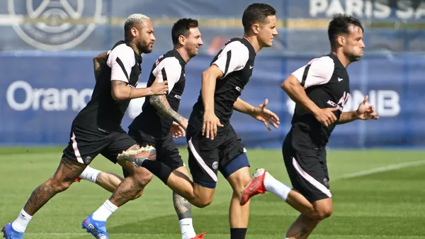(From L) Paris Saint-Germain's Brazilian forward Neymar, Paris Saint-Germain's Argentinian forward Lionel Messi, Paris Saint-Germain's Spanish midfielder Ander Herrera and Paris Saint-Germain's Spanish defender Juan Bernat attend a training session at the Camp des Loges Paris Saint-Germain football club's training ground in Saint-Germain-en-Laye on august 13, 2021. - اسپوتنیک افغانستان  