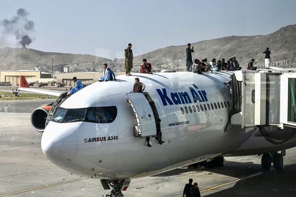 حادثه دلخراش هجوم مردم در فرودگاه کابل - اسپوتنیک افغانستان  