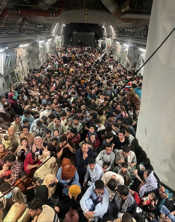 حادثه دلخراش هجوم مردم در فرودگاه کابل - اسپوتنیک افغانستان  