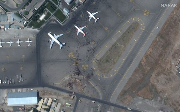 تصویر ماهواره‌ی هجوم مردم در فرودگاه کابل. - اسپوتنیک افغانستان  