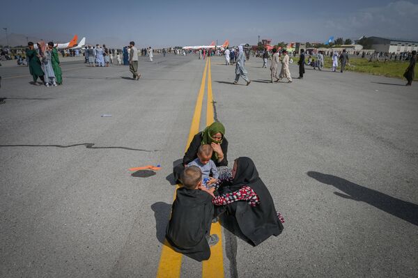 هجوم مردم و هرج و مرج در فرودگاه کابل - اسپوتنیک افغانستان  