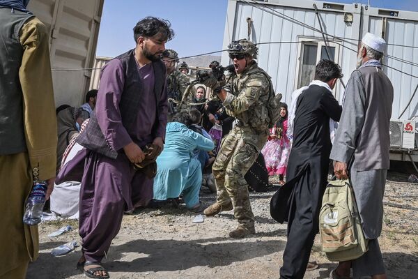 هجوم مردم و هرج و مرج در فرودگاه کابل - اسپوتنیک افغانستان  