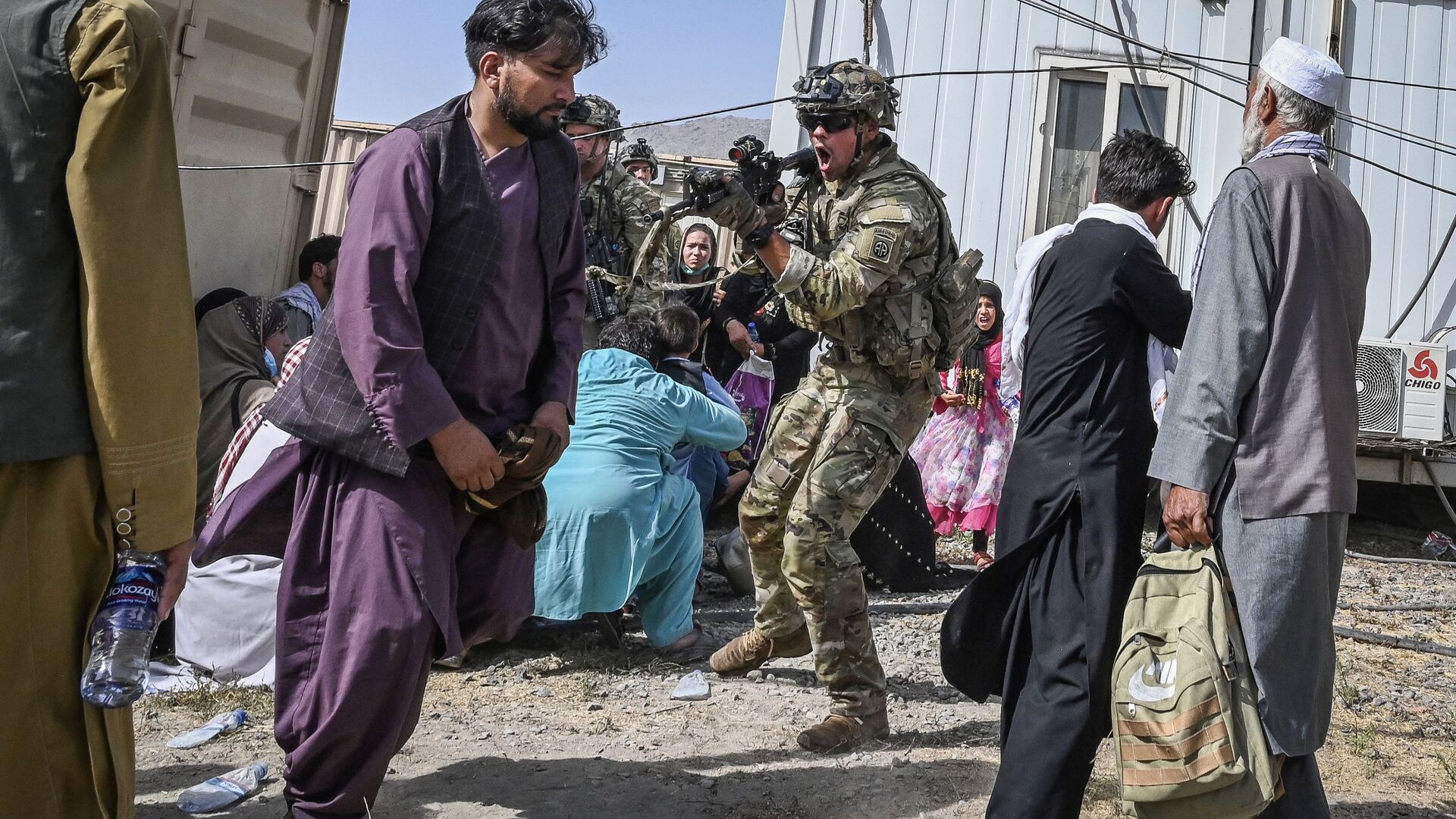 Американский солдат целится на афганцев в аэропорту Кабула  - اسپوتنیک افغانستان  , 1920, 06.08.2022