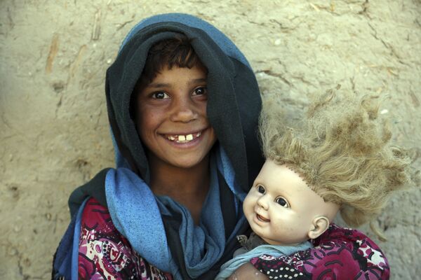 دختر افغان با عروسکش در حومه کابل - اسپوتنیک افغانستان  