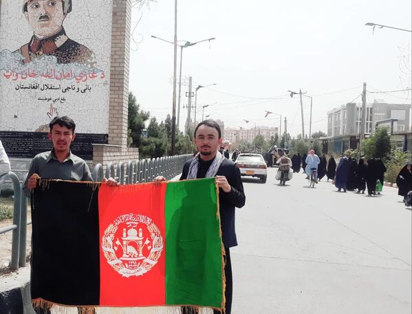 باشندگان شهر مزارشریف با بلند کردن، بیرق سه رنگ افغانستان از روز استقلال تجلیل کردند. - اسپوتنیک افغانستان  