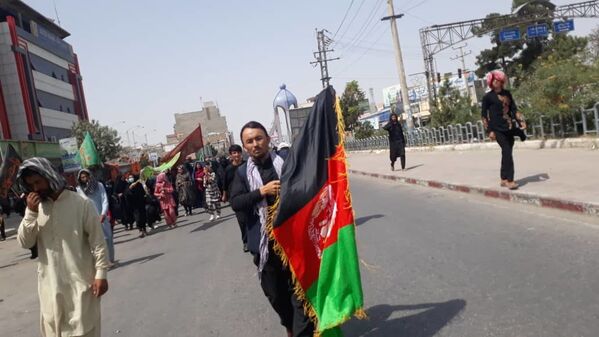 باآنکه کنترول شهر در دست گروه طالبان است، ساکنان مزارشریف با بیرق سه رنگ افغانستان از روز استقلال تجلیل کردند. - اسپوتنیک افغانستان  