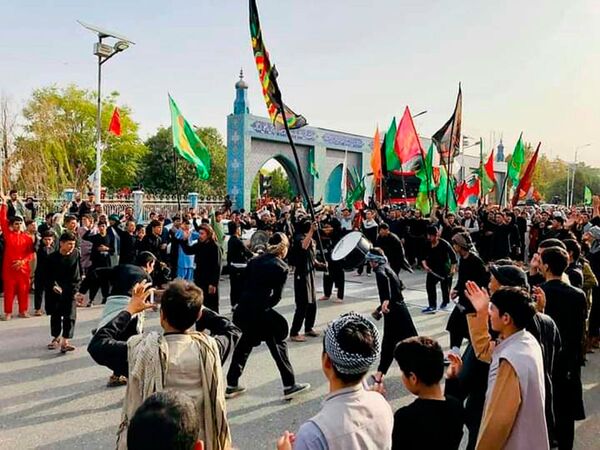جوانان مذهبی هنگام زنجیر زنی در مراسم عاشورا. - اسپوتنیک افغانستان  