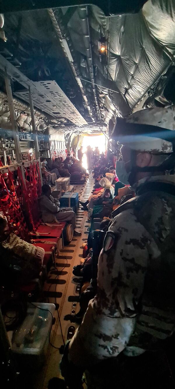 هواپیمای آمریکایی مملو از تخلیه شدگان فرودگاه کابل. - اسپوتنیک افغانستان  