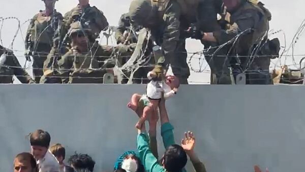 عکس که ثبت تاریخ شد، نوزاد افغان با سرباز امریکایی - اسپوتنیک افغانستان  