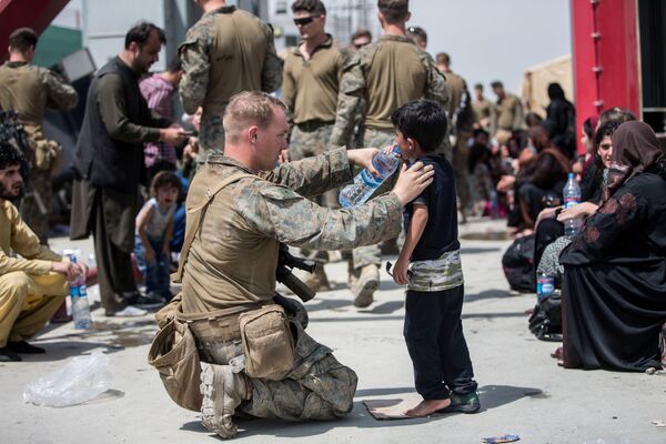 آب دادن کودک افغان توسط سرباز امریکایی - اسپوتنیک افغانستان  