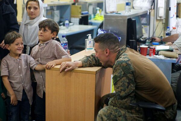 سرباز آمریکایی با کودکان در فرودگاه کابل - اسپوتنیک افغانستان  