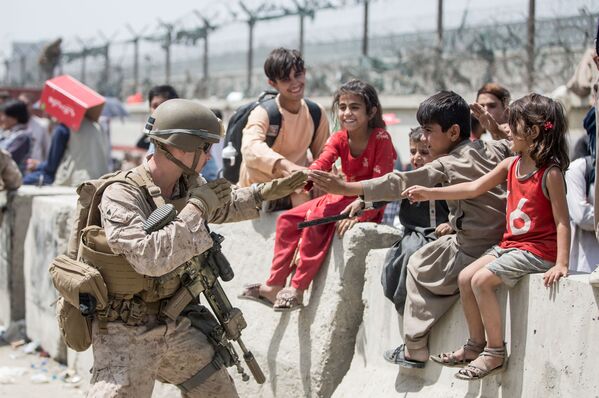 سرباز آمریکایی با کودکان در فرودگاه کابل - اسپوتنیک افغانستان  