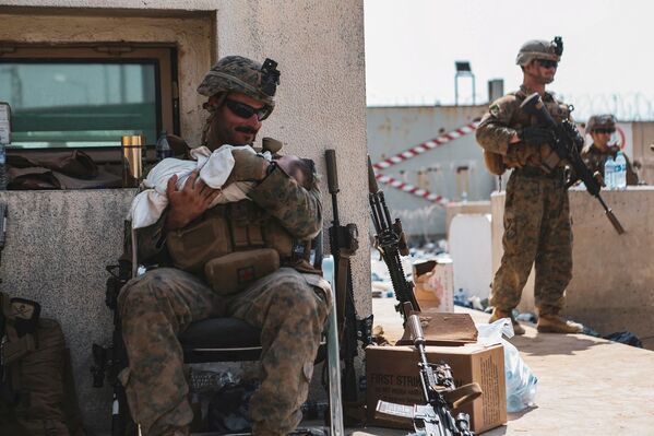 سرباز آمریکایی با نوزاد در فرودگاه کابل - اسپوتنیک افغانستان  
