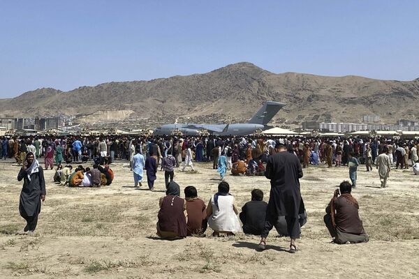 هجوم مردم به هواپیمای آمریکایی در فردودگاه بین المللی کابل - اسپوتنیک افغانستان  