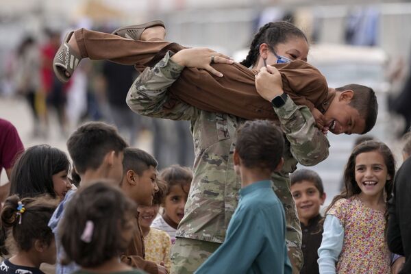 کودکان تخلیه شده از افغانستان در پایگاه نظامی آمریکا رامشتین آمریکا در آلمان. - اسپوتنیک افغانستان  