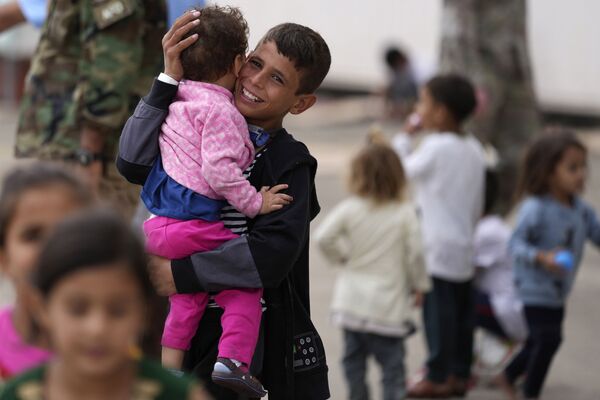 کودکان تخلیه شده از افغانستان در پایگاه نظامی آمریکا رامشتین آمریکا در آلمان. - اسپوتنیک افغانستان  