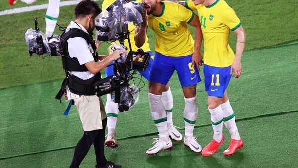 Matheus Cunha comemora seu primeiro gol nos acréscimos do segundo tempo com outros jogadores, Olimpíadas Tóquio 2020, 7 de agosto de 2021 - اسپوتنیک افغانستان  