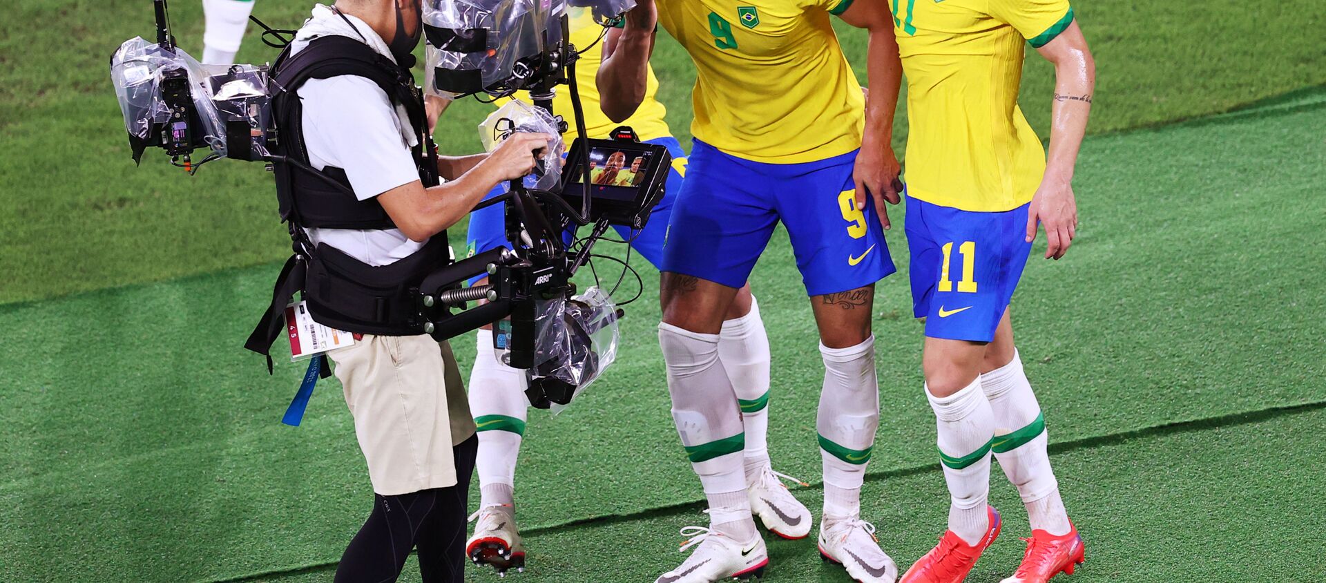 Matheus Cunha comemora seu primeiro gol nos acréscimos do segundo tempo com outros jogadores, Olimpíadas Tóquio 2020, 7 de agosto de 2021 - اسپوتنیک افغانستان  , 1920, 06.09.2021