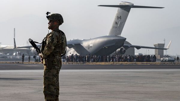 Амеркианский военный в аэропорту Кабула  - اسپوتنیک افغانستان  