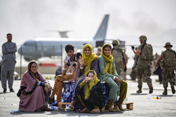 زنان و کودکان افغان در انتظار تخلیه در میدان هوایی کابل - اسپوتنیک افغانستان  