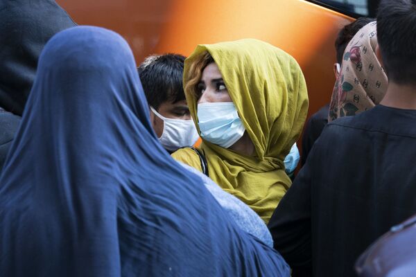 خانواده های تخلیه شده در فرودگاه دالس در ایالات متحده امریکا - اسپوتنیک افغانستان  