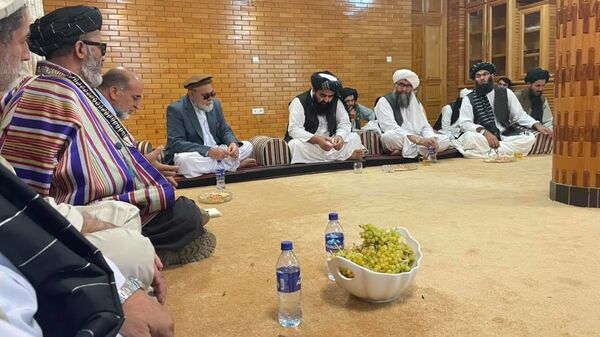گفتگوی هیئت جبهه مقاومت ملی با طالبان در ولایت پروان - اسپوتنیک افغانستان  