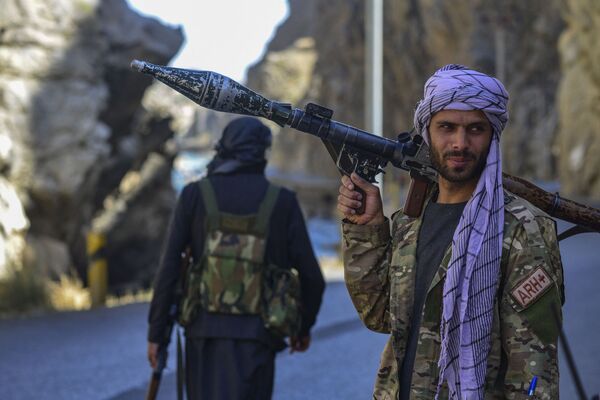 افراد ضد طالبانی با تجهیزات نظامی در پنجشیر. - اسپوتنیک افغانستان  