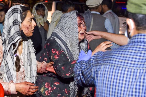 وقوع  دو انفجار در خارج از فرودگاه کابل ده ها کشته و زخمی برجا گذاشت/ 26 آگست 2021 . - اسپوتنیک افغانستان  