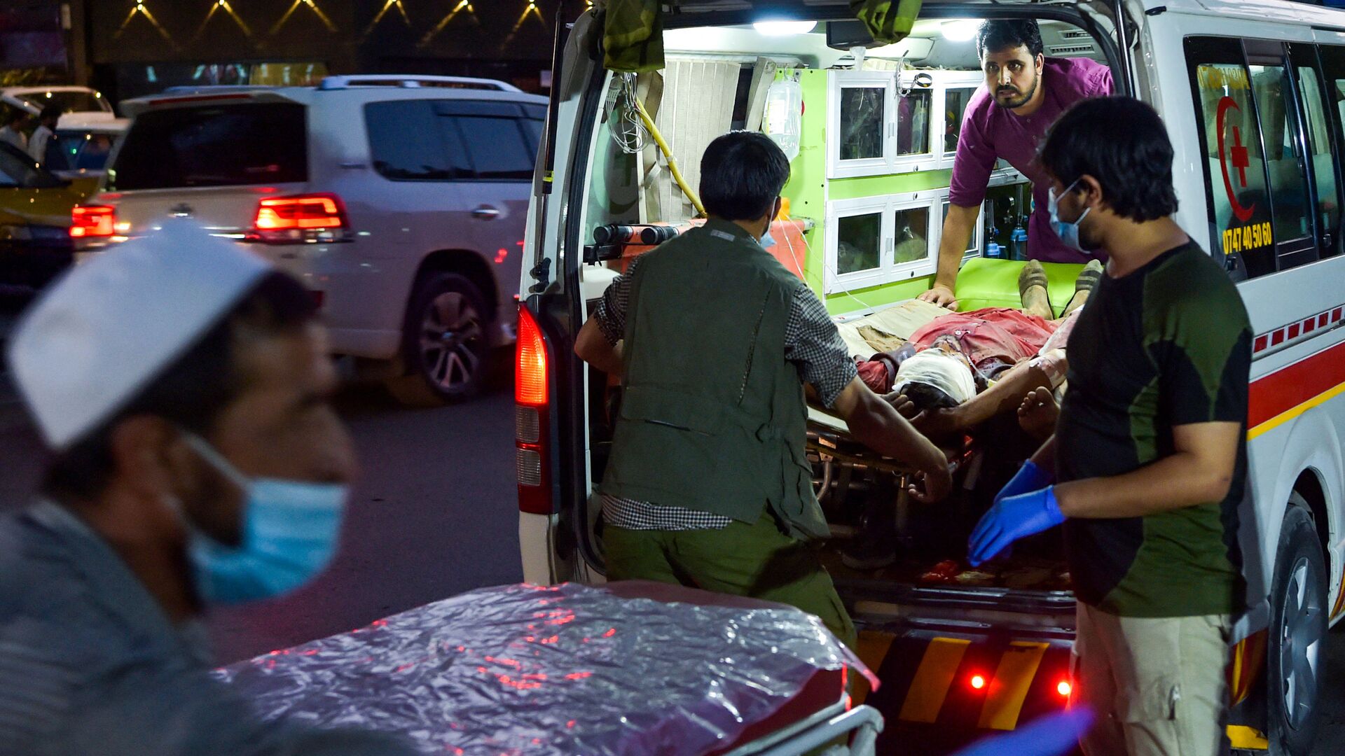 Медики помогают пострадавшим от двух мощных взрывов, произошедших в Кабуле - اسپوتنیک افغانستان  , 1920, 05.09.2022
