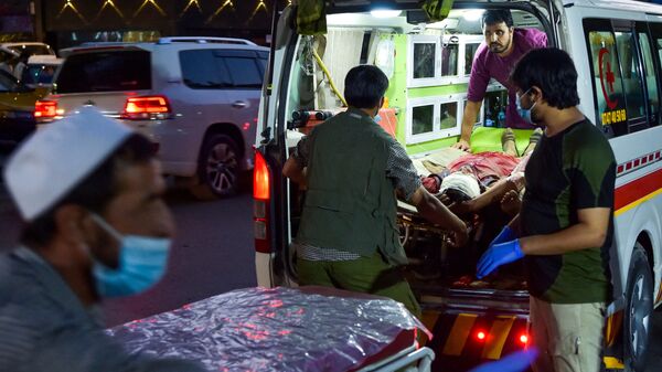 Медики помогают пострадавшим от двух мощных взрывов, произошедших в Кабуле - اسپوتنیک افغانستان  