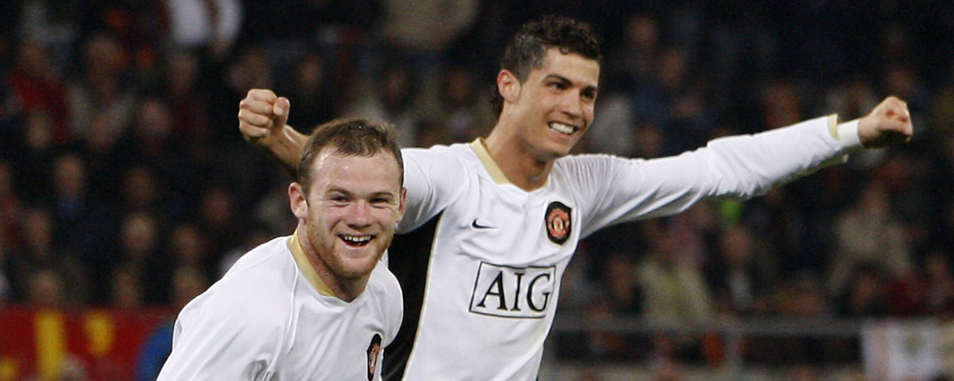 Manchester United's Wayne Rooney, left, celebrates after scoring  against AS Roma with teammate Cristiano Ronaldo, during their Champion's League quarterfinal, first-leg soccer match at the Rome Olympic stadium, Rome, Italy, Tuesday April 1, 2008. Manchester United won 2-0 with the first goal scored by Ronaldo and the second one by Rooney. - اسپوتنیک افغانستان  , 1920, 09.09.2021