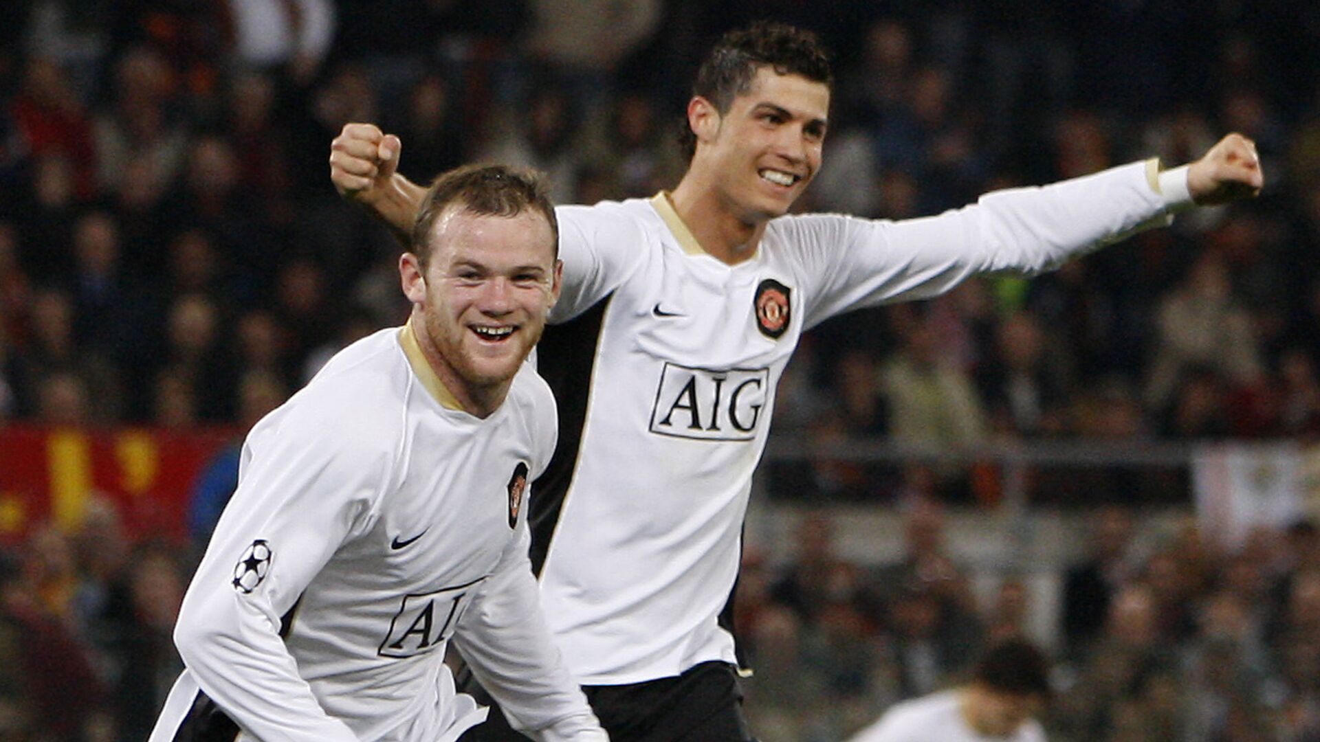 Manchester United's Wayne Rooney, left, celebrates after scoring  against AS Roma with teammate Cristiano Ronaldo, during their Champion's League quarterfinal, first-leg soccer match at the Rome Olympic stadium, Rome, Italy, Tuesday April 1, 2008. Manchester United won 2-0 with the first goal scored by Ronaldo and the second one by Rooney. - اسپوتنیک افغانستان  , 1920, 07.08.2022