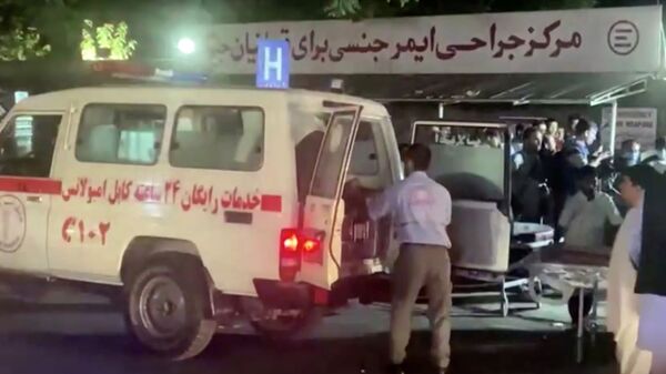 Машина скорой помощи, когда люди прибывают в больницу после нападения в аэропорту Кабула, Афганистан - اسپوتنیک افغانستان  