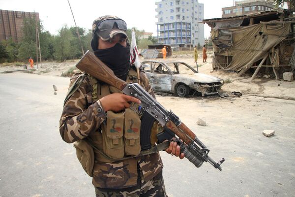 جنگنجوی طالب در جاده‌های کابل پس از حمله موشکی. - اسپوتنیک افغانستان  