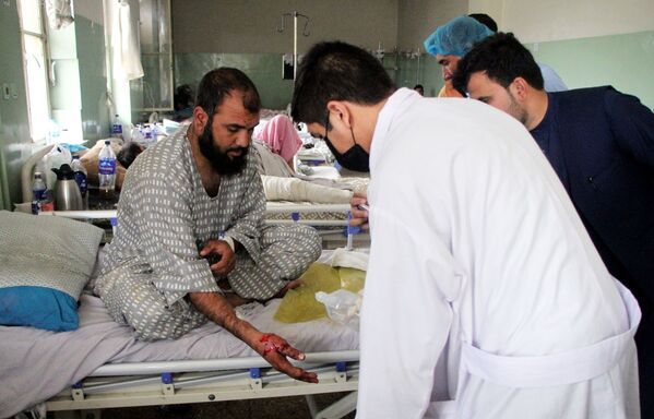 پزشکان زخم مردی را در یک بخش در بیمارستان وزیر اکبرخان کابل درمان می کنند. - اسپوتنیک افغانستان  