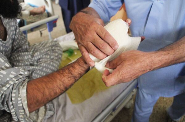 داکتران درحال درمان مرد زخمی شده. - اسپوتنیک افغانستان  
