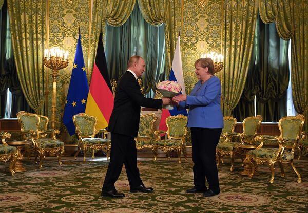 رئیس جمهور روسیه ولادیمیر پوتین و صدر اعظم آلمان آنگلا مرکل - اسپوتنیک افغانستان  