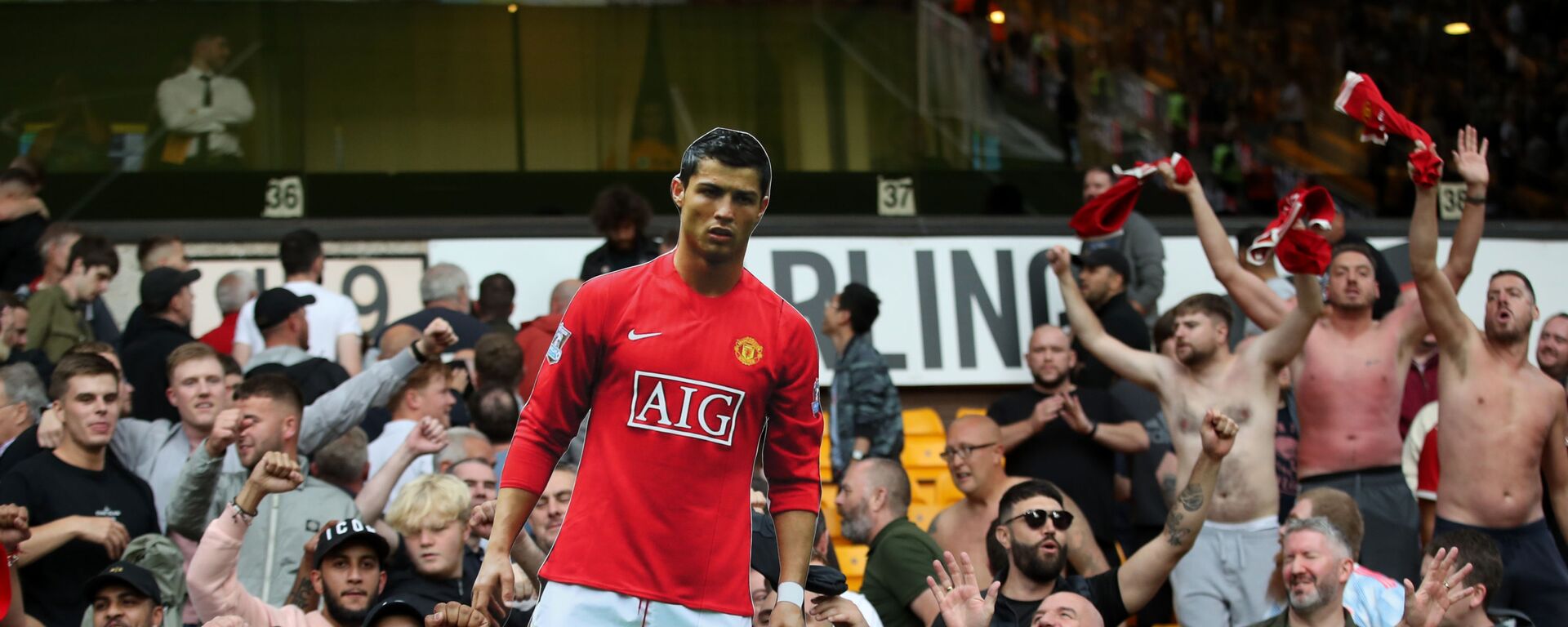Manchester United fans hold a cutout of Cristiano Ronaldo during the game at Wolves on Sunday 29 August 2021 - اسپوتنیک افغانستان  , 1920, 03.09.2021
