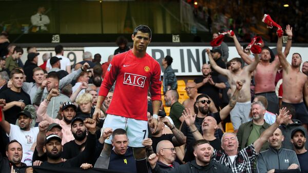 Manchester United fans hold a cutout of Cristiano Ronaldo during the game at Wolves on Sunday 29 August 2021 - اسپوتنیک افغانستان  