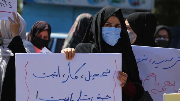 اولین تظاهرات زنان هرات پس از تسلط طالبان: نترسید، نترسید ما همه باهم هستیم - اسپوتنیک افغانستان  