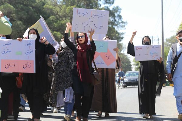 معترضان شعار «نترسید، نترسید، ما همه با هم هستیم» را سر می‌دادند و بر حفظ دستاوردهای شان در حکومت آینده تأکید داشتند.
 - اسپوتنیک افغانستان  