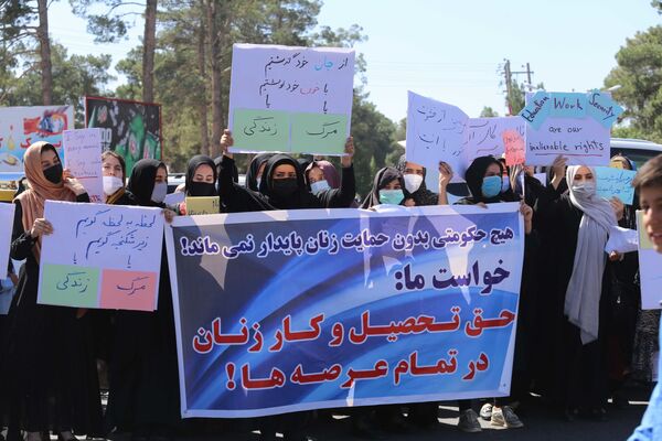 معترضان شعار «نترسید، نترسید، ما همه با هم هستیم» را سر می‌دادند و بر حفظ دستاوردهای شان در حکومت آینده تأکید داشتند.
 - اسپوتنیک افغانستان  