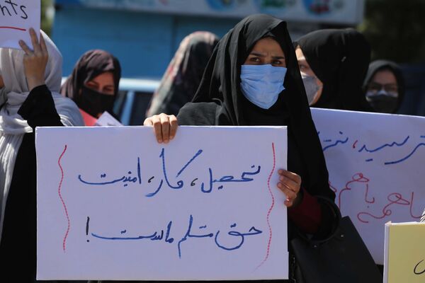 زنان هرات می‌گویند که زنان باید در حکومت آینده نقش داشته باشند و می‌افزایند که «هیچ حکومتی بدون حمایت زنان پایدار نمی‌ماند.»
 - اسپوتنیک افغانستان  