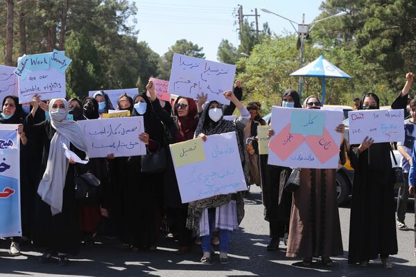 این زنان و دختران می‌گویند که نگران آینده شان استند و از جامعه جهانی می‌خواهند که زنان افغان را فراموش نکنند. - اسپوتنیک افغانستان  