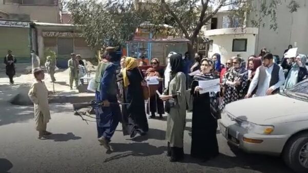 حمله طالبان به زنان معترض در کابل  - اسپوتنیک افغانستان  
