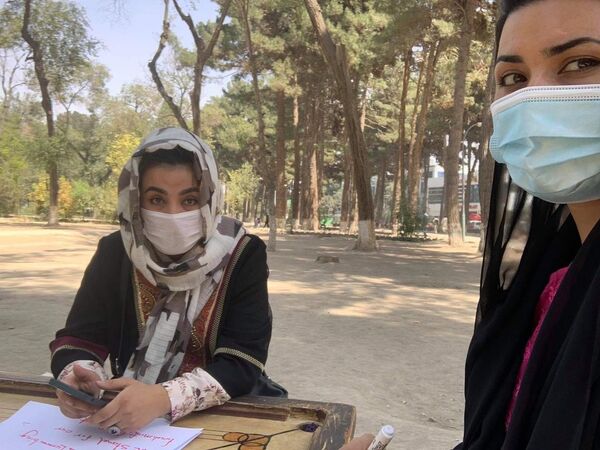 ده‌ها تن از زنان فعال افغان در شهر کابل، پایتخت افغانستان، به خیابان آمدند و در مقابل افراد طالبان خواهان حقوق و مشارکت زنان در حکومت آینده هستند. - اسپوتنیک افغانستان  