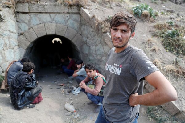 Афганские мигранты прячутся от сил безопасности в туннеле под железнодорожными путями после незаконного перехода в Турцию из Ирана - اسپوتنیک افغانستان  