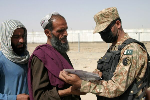 افغان ها در مرکز ایست بازرسی در نزدیکی شهر مرزی چمن پاکستان - اسپوتنیک افغانستان  